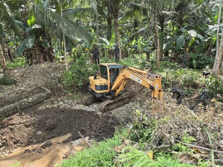 Program TNI Manunggal Membangun Desa (TMMD) Ke-126 Kodim 0818/Malang-Batu terus menunjukkan hasil nyata bagi masyarakat. Salah satu kegiatan utama yang sedang dikerjakan yaitu normalisasi saluran irigasi