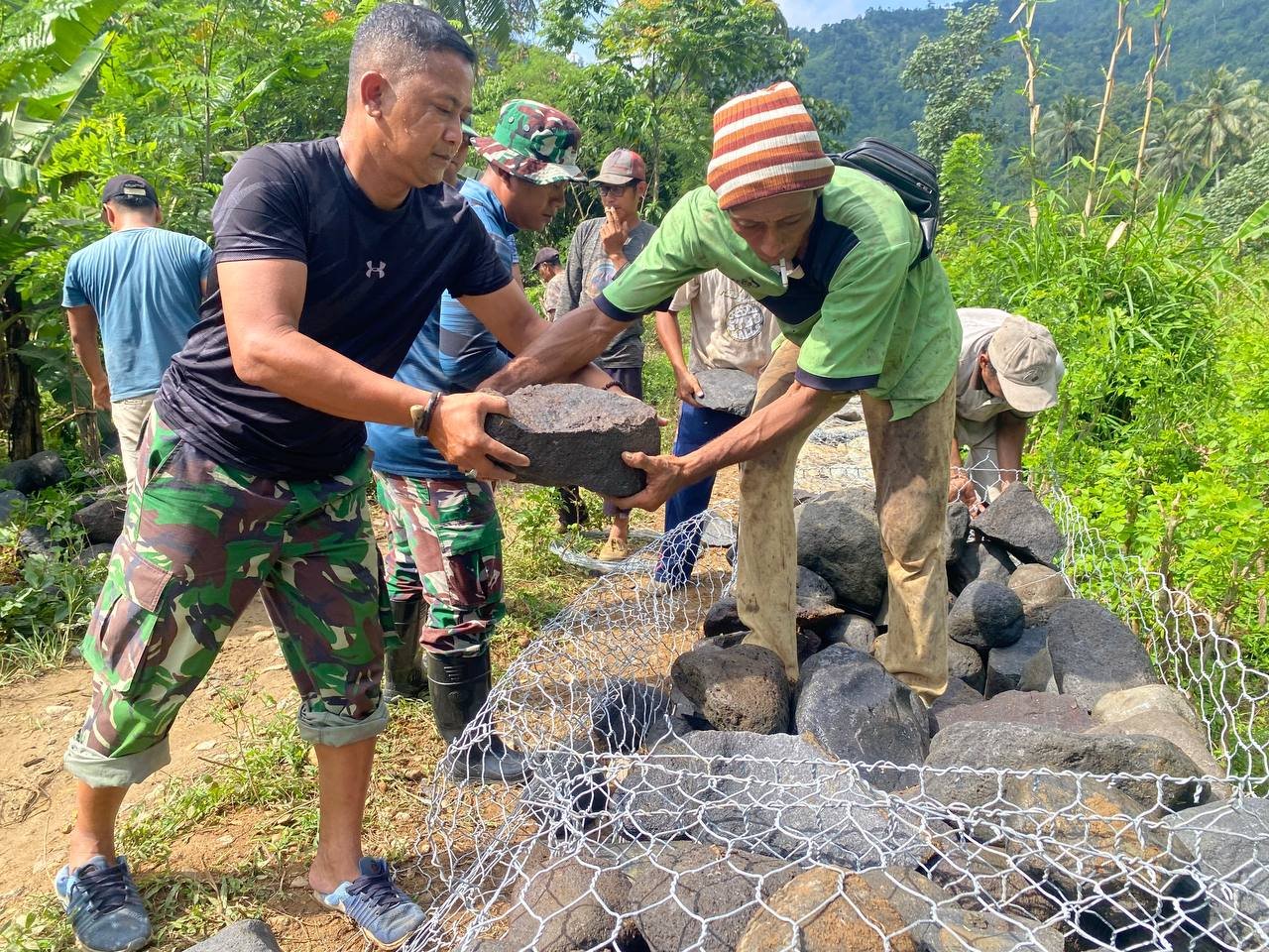 Satgas TMMD 126 Lebakharjo Kejar Pemasangan Kawat Bronjong di Tengah Tingginya Curah Hujan