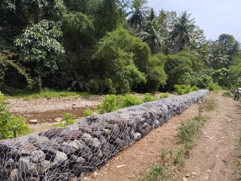 Satgas TMMD 126 Tahun 2025 Yonarmed 1 Selesaikan Pemasangan Bronjong di Sungai Sengkaring