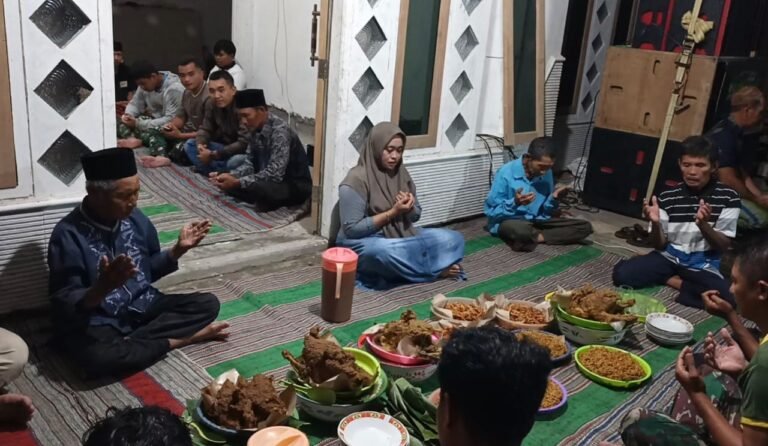 syukuran sederhana sebagai ungkapan rasa syukur atas selesainya pekerjaan rabat beton jalan usaha tani