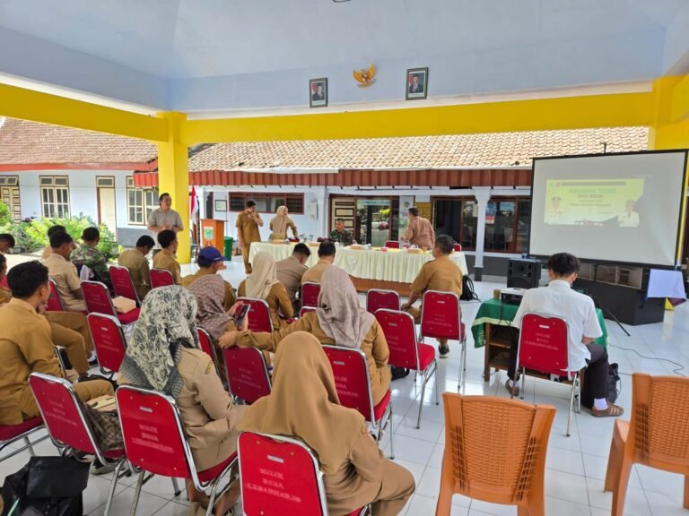 Dinas Komunikasi dan Informatika (Diskominfo) Kabupaten Malang memberikan bimbingan teknis (bimtek) Desa Digital kepada para operator desa se-Kecamatan Ampelgading. Kegiatan ini dilaksanakan di Balai Desa Lebakharjo, Kecamatan Ampelgading,
