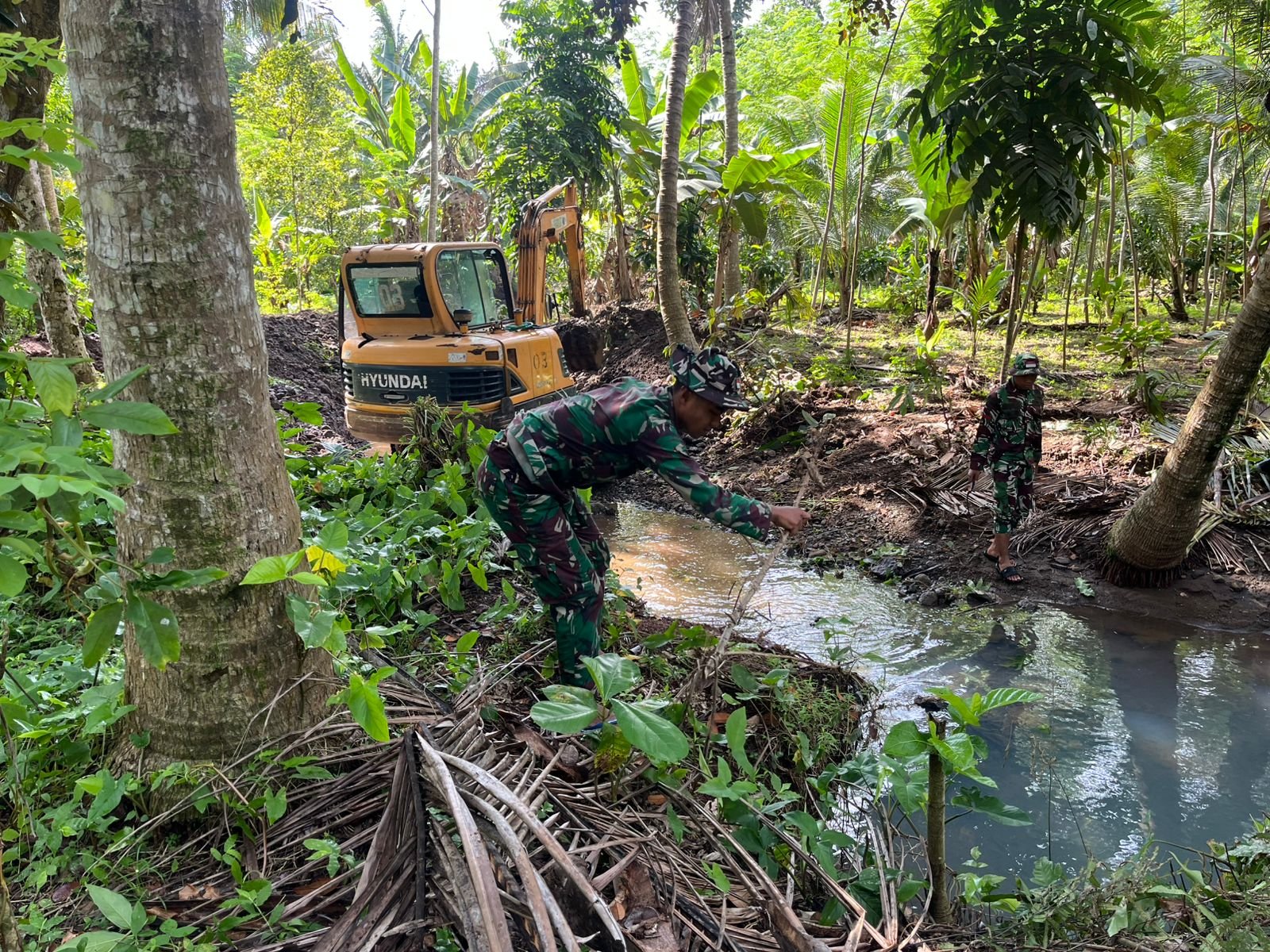 terus menggenjot percepatan pekerjaan fisik vital di Desa Lebakharjo. Fokus utama saat ini adalah kelanjutan Normalisasi Saluran Irigasi yang dilaksanakan oleh satuan Yonarmed 8/UY beserta masyarakat bertempat di Dusun Lebaksari, Desa Lebakharjo