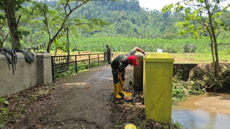 Menjelang penutupan TNI Manunggal Membangun Desa (TMMD) ke-126 Kodim 0818/Malang-Batu, para anggota Satgas bersama masyarakat Desa Lebakharjo terus menunjukkan semangat kebersamaan dan gotong royong.