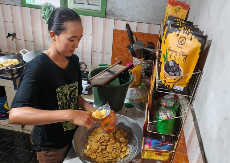 tersimpan sebuah cerita sederhana namun penuh semangat. Adanya TMMD 126 Lebakharjo, usaha milik Pasutri (pasangan suami istri) ini laris manis