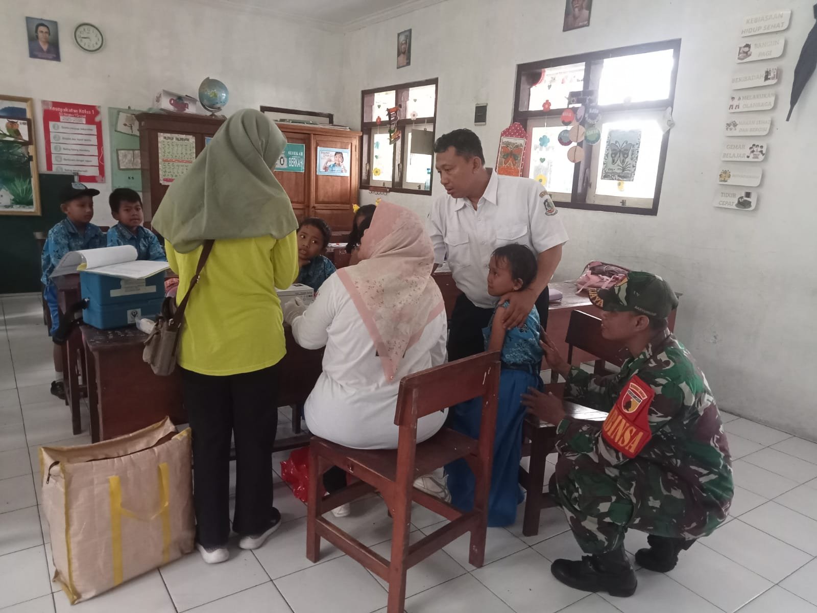 “Babinsa Koramil 0825/02 Giri Dampingi Pelaksanaan Bulan Imunisasi Anak Sekolah di SDN 1 Grogol”