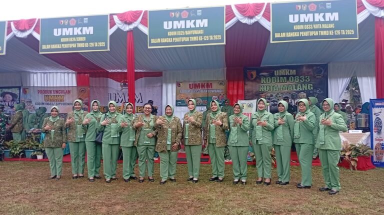 Persit Kartika Chandra Kirana Kodim 0825/Banyuwangi Pukau Pengunjung dengan Produk UMKM Khas Osing di Penutupan TMMD ke-126