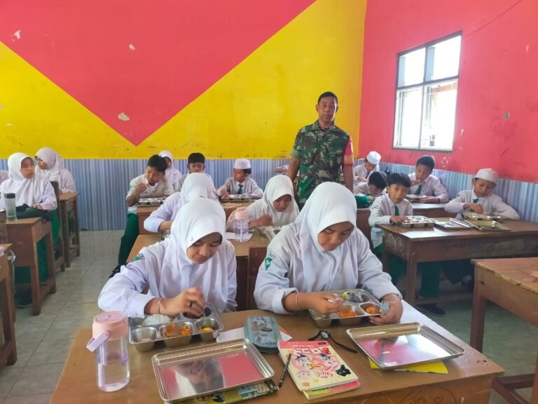 TNI AD Dukung Program Makan Bergizi Gratis, Babinsa Giri Dampingi Distribusi 1.413 Porsi di Banyuwangi