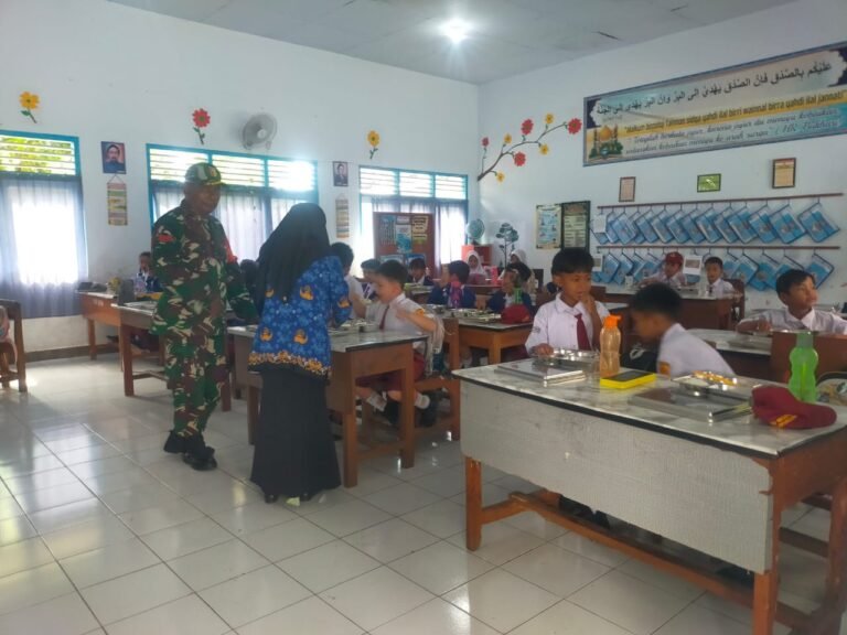 Babinsa Mojopanggung Dampingi Pembagian Makan Bergizi Gratis di SDN 1: Wujud Kepedulian untuk Generasi Sehat