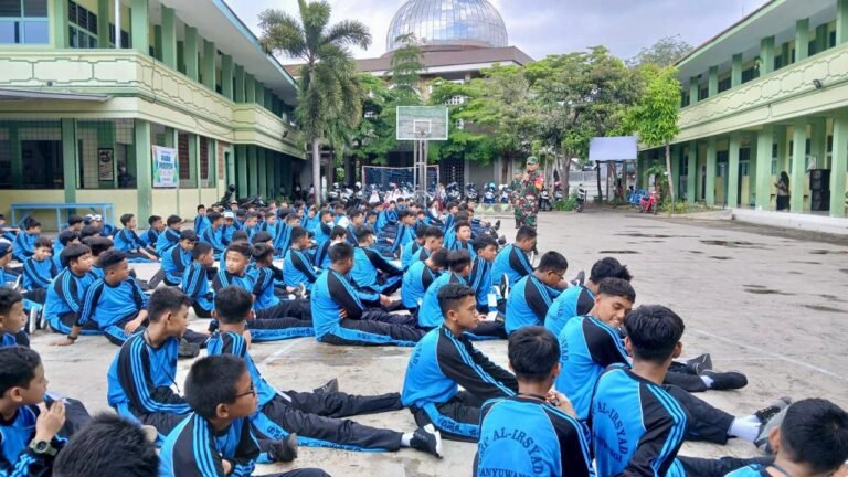 Tumbuhkan Disiplin Sejak Dini, TNI Latih Siswa SMP Al Irsyad Banyuwangi Pengenalan Lingkungan dan PBB
