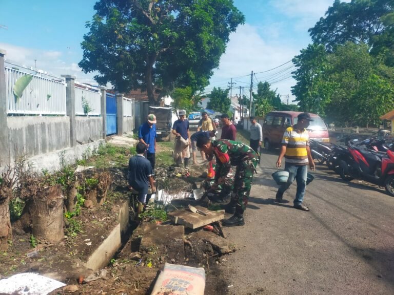 Cegah Banjir, Apa yang Dilakukan Babinsa di Mojopanggung Pagi Itu?