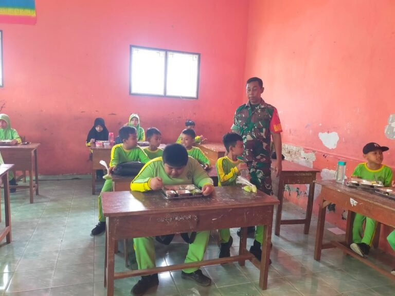 “Tembus 2.000 Porsi Sehari: Program Makan Bergizi Gratis di Penataban Berjalan Lancar Berkat Sinergi TNI dan Tim Dapur SPPG”