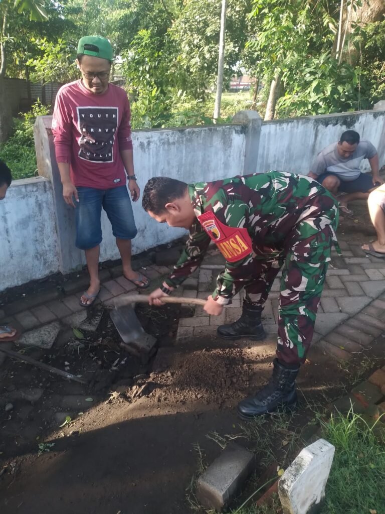 Babinsa Koramil 0825/02 Giri Bersama Warga Mojopanggung Gelar Kerja Bakti Perbaiki Jalan Paving Makam Cungking