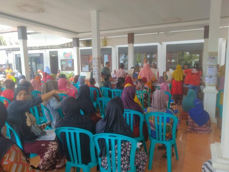 Babinsa Boyolangu Kawal Penyaluran Bantuan Pangan untuk 456 Warga di Balai Kelurahan Boyolangu