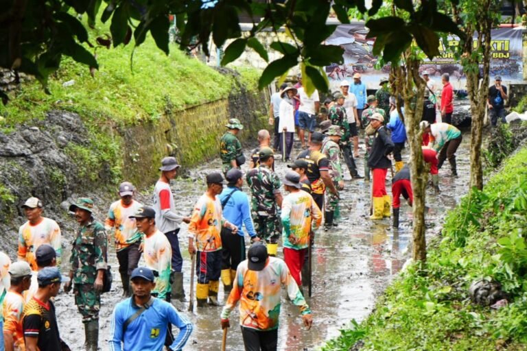 “Jelang HUT Korem 083/Bdj, Kodim 0825 Banyuwangi Gelar Karya Bakti Bersihkan Sungai di Pesanggaran”