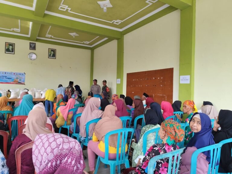 Babinsa Desa Jambesari Dampingi Penyaluran Bantuan Pangan kepada 339 Warga, Berlangsung Tertib dan Aman