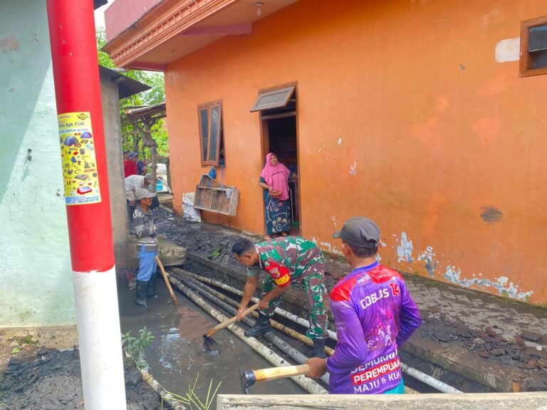 Babinsa Koramil 0825/02 Giri Gelar Kerja Bakti Massal Bersama Warga Penataban untuk Antisipasi Banjir Musim Hujan