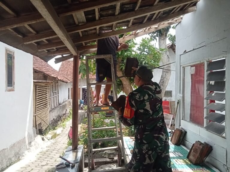 TNI dan Warga Grogol Bersatu dalam Aksi Kemanusiaan: Babinsa Koramil 0825/02 Giri Gelar Bakti Sosial Perbaikan Rumah Warga