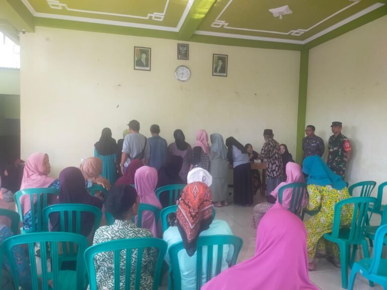 Babinsa Jambesari Kawal Penyaluran BLT Kesra, Pastikan 293 Warga Terima Bantuan dengan Tertib