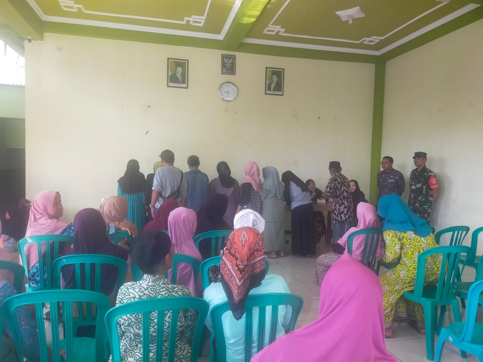 Babinsa Jambesari Kawal Penyaluran BLT Kesra, Pastikan 293 Warga Terima Bantuan dengan Tertib