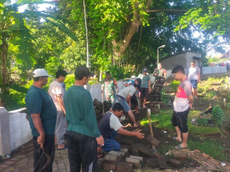 Babinsa Koramil 0825/02 Giri Perkuat Semangat Gotong Royong Lewat Kerja Bakti Perbaikan Paving Amblas di Kelurahan Mojopanggung