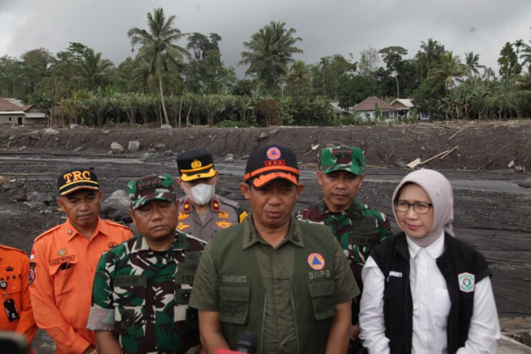 Kepala BNPB Tinjau Dampak Erupsi Semeru di Pronojiwo: Tanggap Darurat Diperpanjang, Relokasi Warga Dipastikan Berjalan