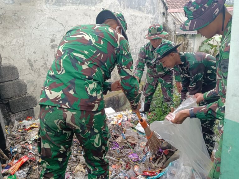 Bati Tuud Koramil Pronojiwo dan Satgas Bersihkan Ruang Kelas untuk Pulihkan Aktivitas Pengungsi
