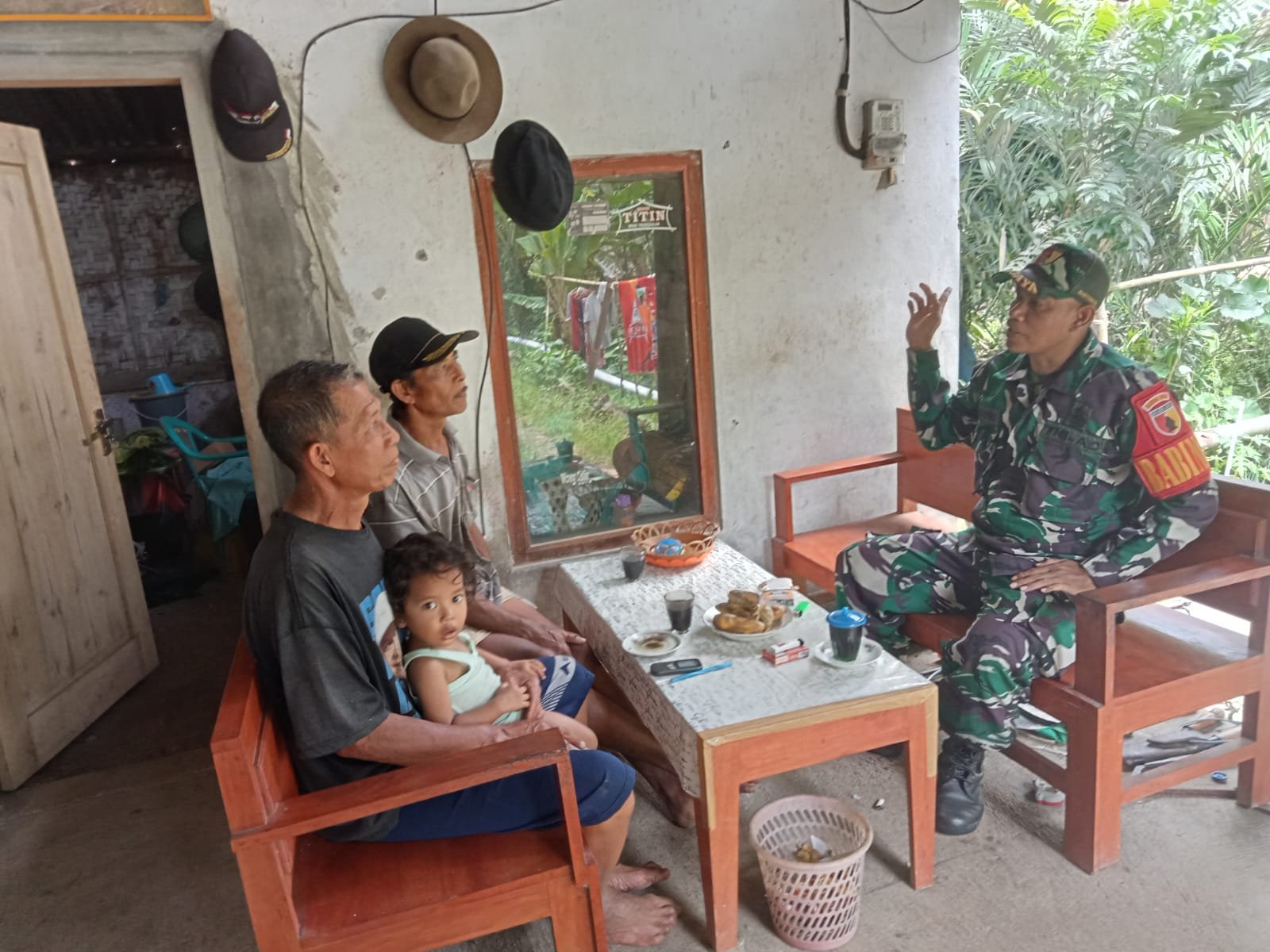 Perkuat Pembinaan Teritorial, Babinsa Koramil 0825/02 Giri Laksanakan Komsos Bahas Optimalisasi Lahan Pertanian di Dusun Laos