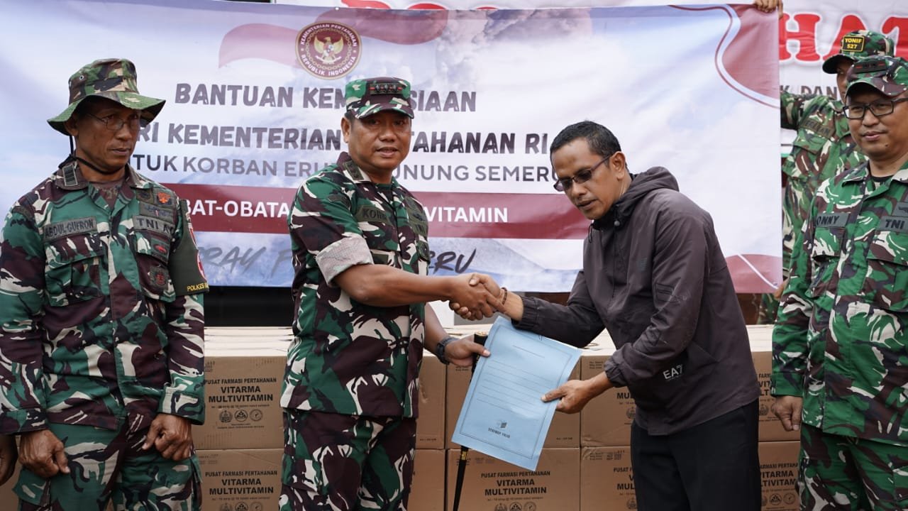 Danrem 083/Baladhika Jaya Salurkan Bantuan Obat-Obatan dari Menteri Pertahanan RI untuk Korban Erupsi Gunung Semeru