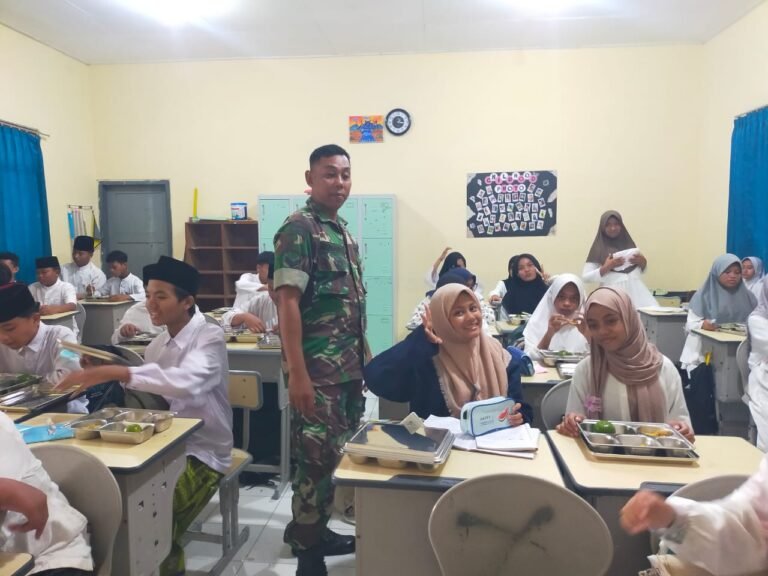 Pendampingan Distribusi Makan Bergizi Gratis Berjalan Lancar di Kelurahan Penataban, Kecamatan Giri, Banyuwangi