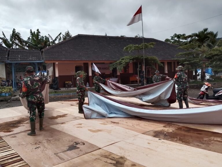 Koordinasikan Penataan Pengungsian, Danramil 07 Randuagung Pimpin Perapian Tenda di SMPN 02 Pronojiwo.