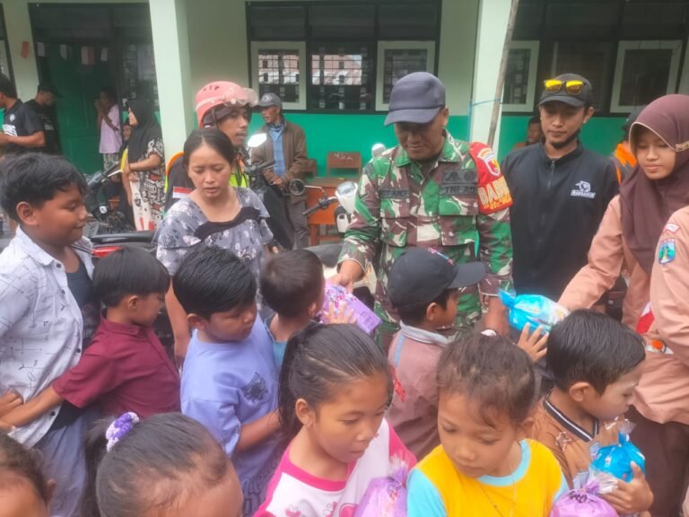 Babinsa Supiturang Dampingi Guru dan Relawan Berbagi Keceriaan untuk Anak-Anak di Pengungsian SDN 04 Supiturang.