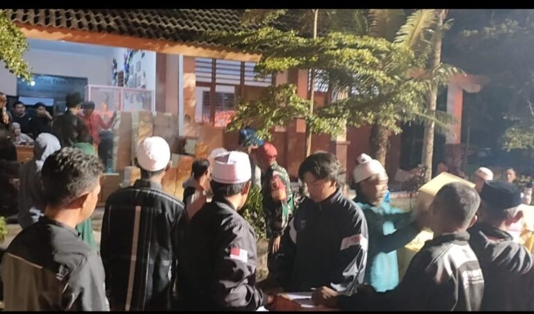 Babinsa Oro-oro Ombo dan Relawan Salurkan Sembako untuk Pengungsi di SMPN 02 Pronojiwo.