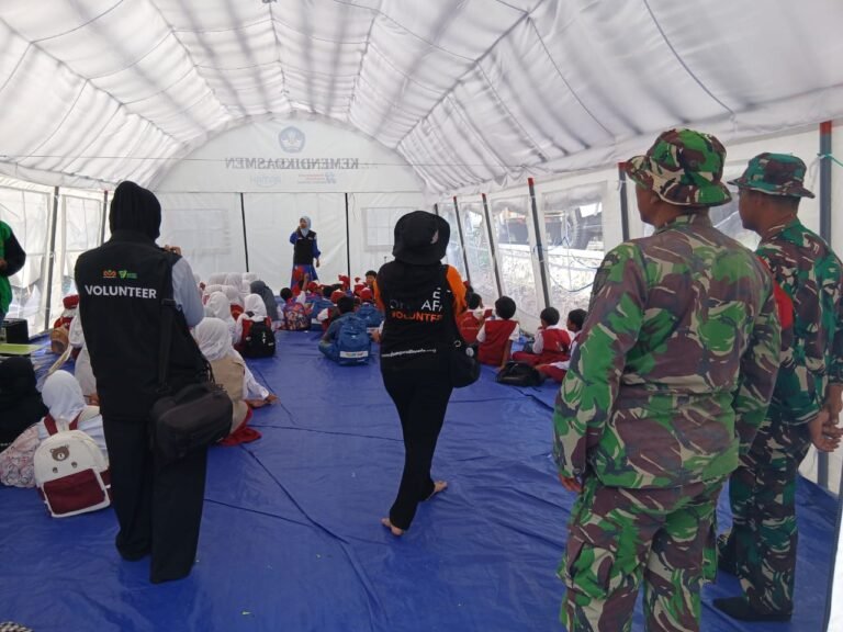 TNI Dampingi Guru Mengajar di Sekolah Darurat untuk Pastikan Hak Belajar Anak Tetap Terpenuhi