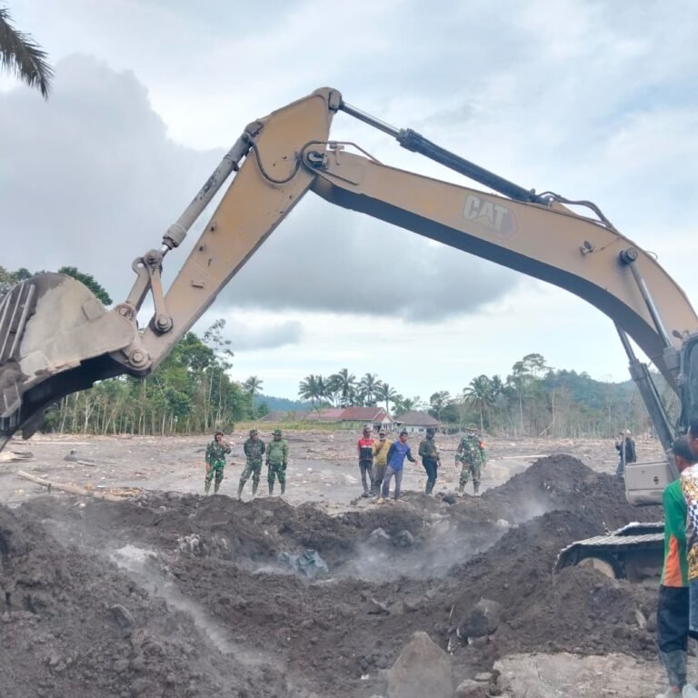 Tim Gabungan TNI Evakuasi Puing Rumah Warga yang Tertimbun Material Vulkanik Semeru