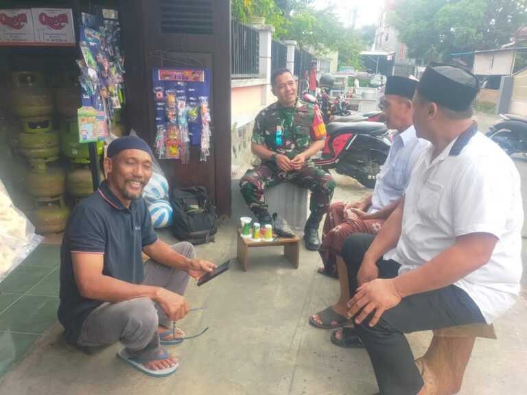 Babinsa Koramil 0825/02 Giri Intensifkan Komsos Bersama Warga Mojopanggung, Perkuat Gotong Royong Lingkungan
