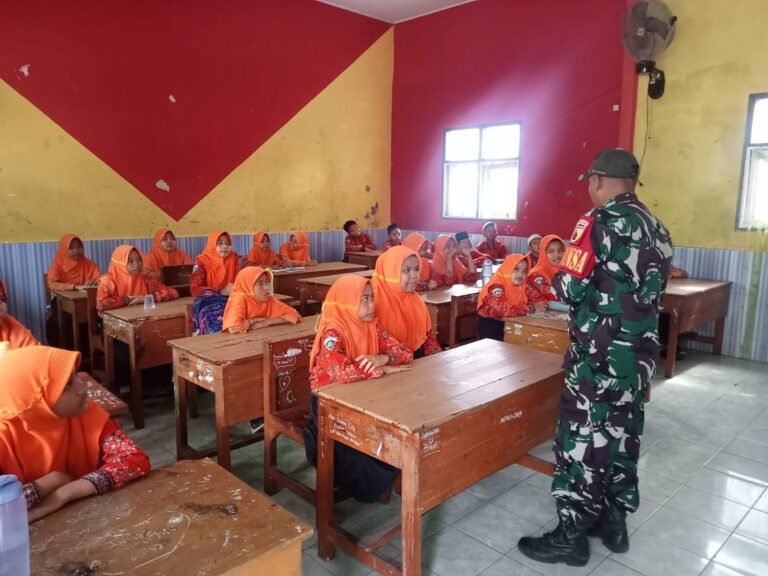 Babinsa Koramil 0825/02 Giri Perkuat Karakter dan Nasionalisme Siswa SDN 1 Grogol melalui Pembekalan Wasbang dan Kedisiplinan