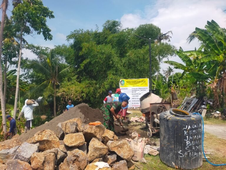 Cegah Banjir di Musim Hujan, Babinsa Koramil 0825/02 Giri Bersama Warga Penataban Laksanakan Kerja Bakti Bangun Plesengan Sungai