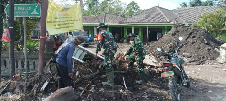 Bersama Menyingkirkan Material Vulanik : Kolaborasi TNI, Polri, Relawan, dan Warga Pulihkan Pronojiwo