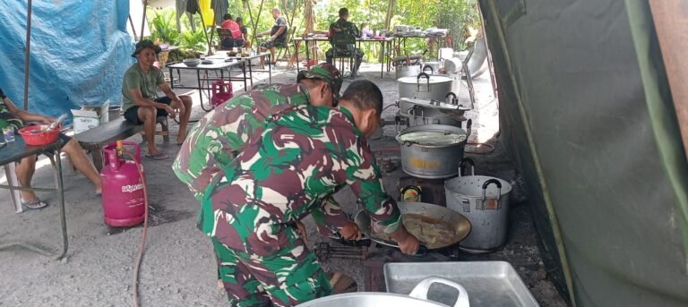 TNI Kodim 0821 Lumajang Perkuat Layanan Dapur Umum bagi Korban Erupsi Semeru di Pronojiwo
