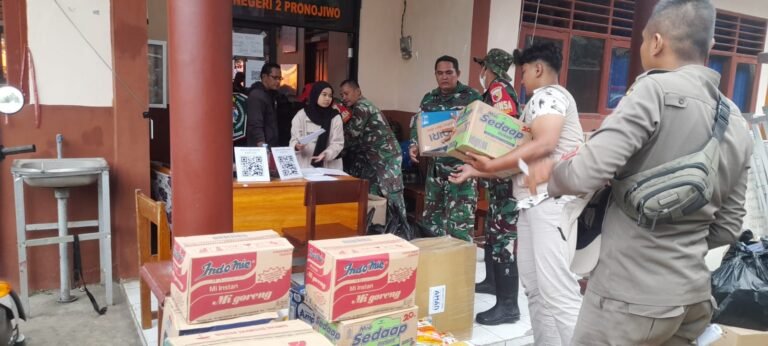 TNI Hadir Mengalirkan Harapan: Kodim 0821 Perkuat Sistem Penerimaan Bantuan di Pronojiwo