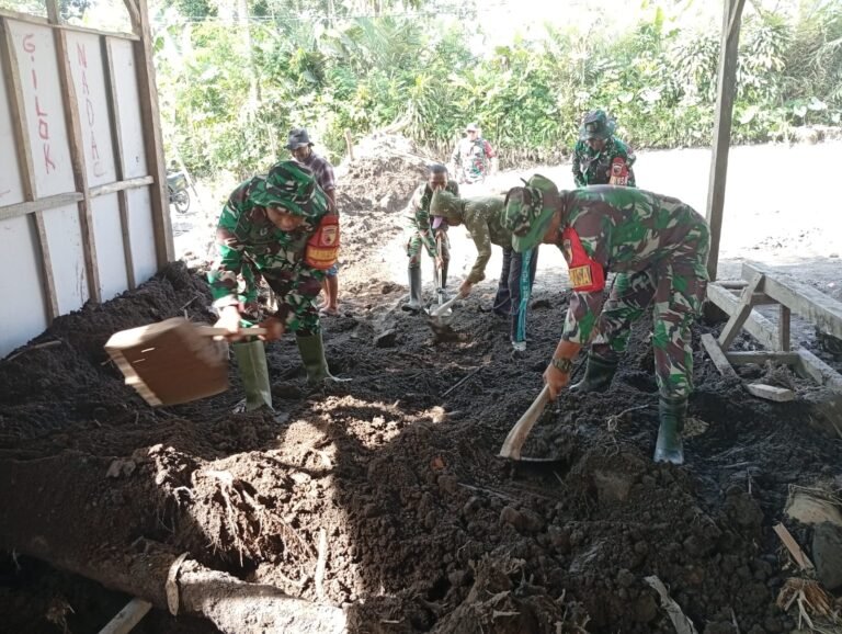 Anggota Kodim 0821 Lumajang Dipimpin Peltu M. Sholeh Bersihkan Material Vulkanik di Desa Supit Urang