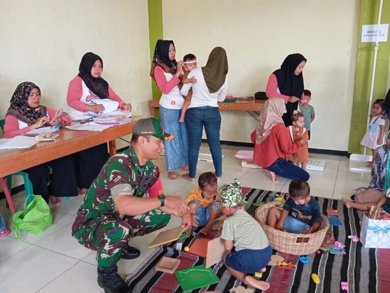 Babinsa Jambesari Perkuat Layanan Kesehatan Masyarakat Lewat Pendampingan Posyandu di Balai Desa Jambesari, Kecamatan Giri