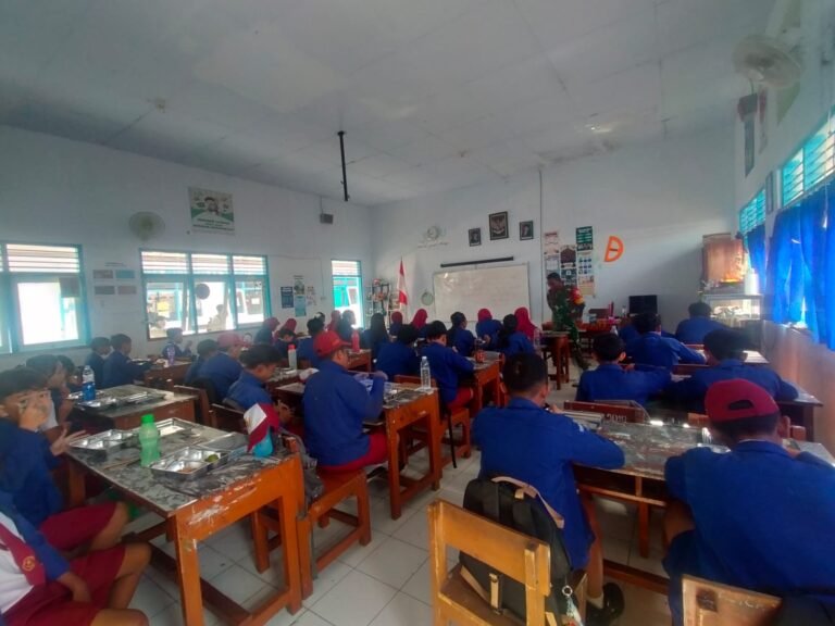 Babinsa Mojopanggung Kawal Distribusi Makanan Bergizi Gratis di SDN 1 Mojopanggung, Banyuwangi