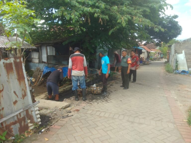 Babinsa Boyolangu Bersama Warga Gelar Kerja Bakti Massal Bersihkan Parit di RW 3