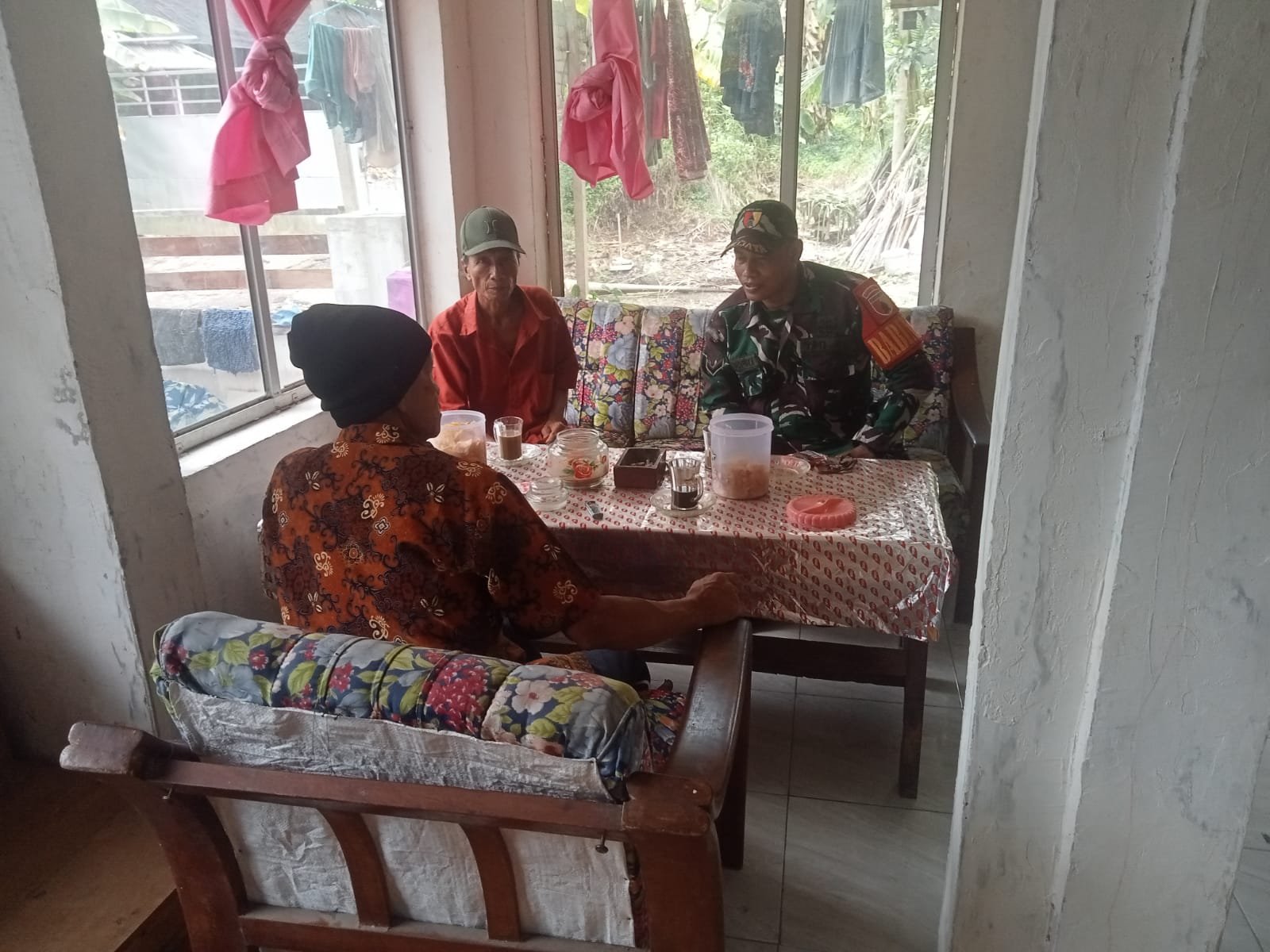 Babinsa Koramil 0825/02 Giri Tingkatkan Sinergi Lewat Komsos Bahas Rencana Kerja Bakti di Desa Grogol