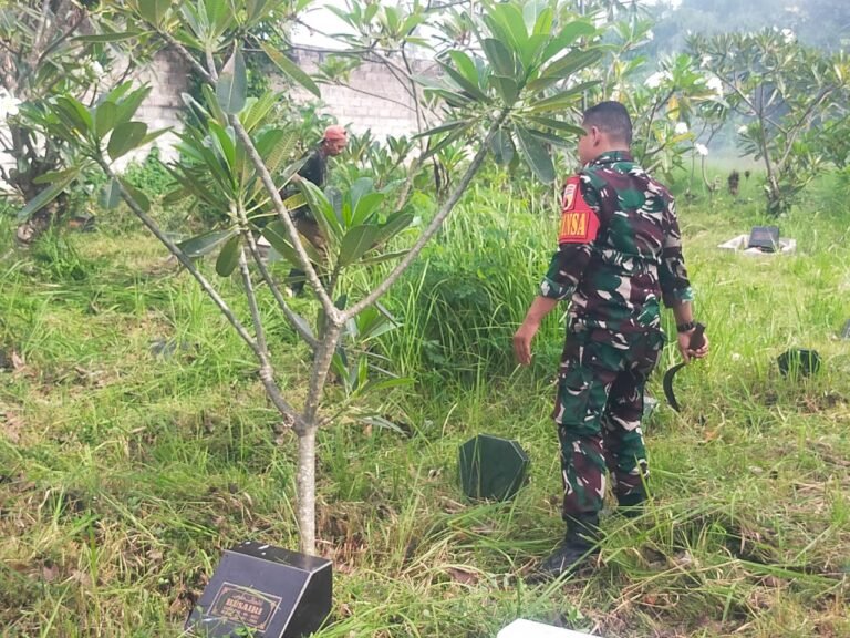 Babinsa Koramil 0825/02 Giri Perkuat Semangat Gotong Royong Lewat Kerja Bakti di Lingkungan Mojoroto