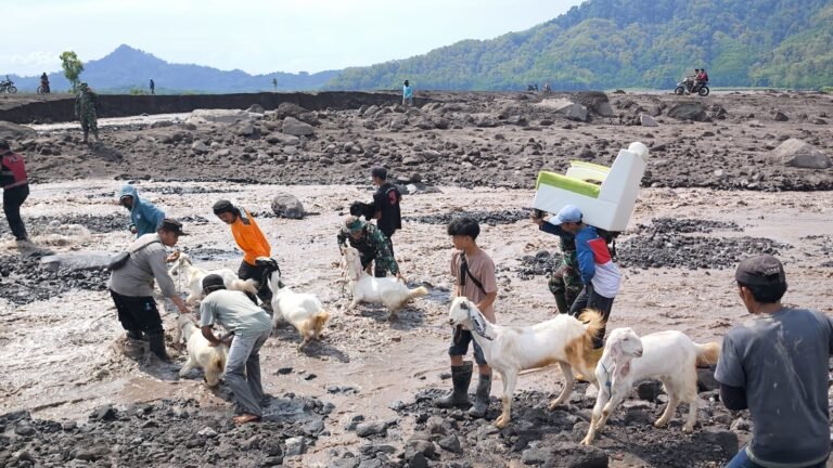 Personel Kodim 0821/Lumajang Bantu Evakuasi Barang Berharga Warga Terdampak Banjir Lahar Dingin Semeru