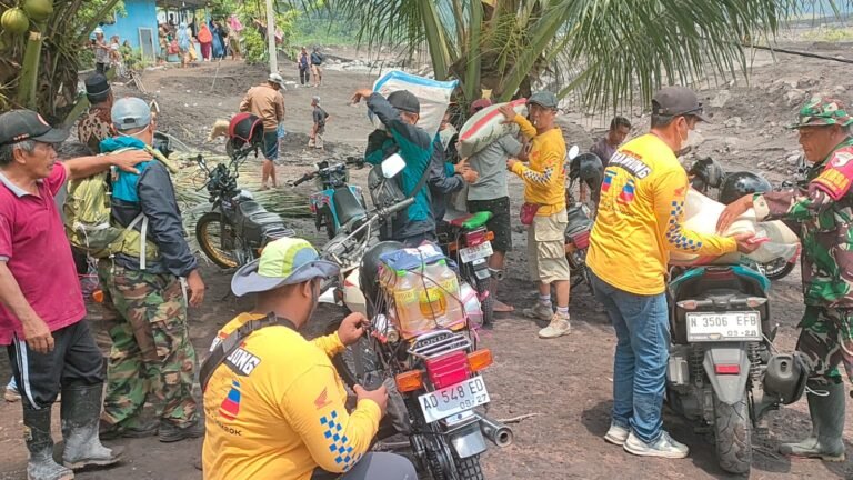 Babinsa Sumberwuluh dan Relawan Gerak Cepat Salurkan Logistik ke Warga Terdampak Lahar Dingin Semeru
