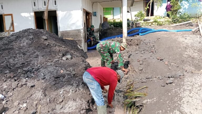 Gerak Cepat TNI, Bati Tuud Koramil Candipuro Pimpin Pembersihan Rumah Warga Terdampak Lahar Dingin