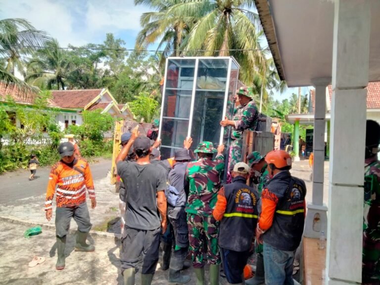 Selamatkan Harta Benda Korban, Bati Tuud Koramil Candipuro Pimpin Evakuasi Aset Warga Terdampak Lahar Dingin
